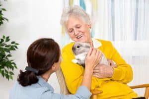 foto pet therapy con anziano